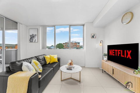 Sunshine Home In Canterbury Near To Campsie - Accommodation Sunshine Coast 0