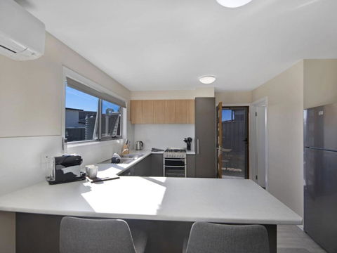 T Bar On Twynam - Modern 2BR Apartment L WiFi L Netflix L BBQ L Smart TV L Air-Con - Accommodation Sunshine Coast 3