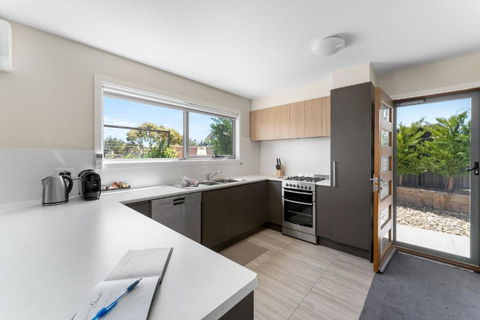 T Bar On Twynam - Modern 2BR Apartment L WiFi L Netflix L BBQ L Smart TV L Air-Con - Accommodation Sunshine Coast 0
