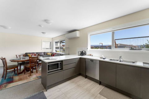 T Bar On Twynam - Modern 2BR Apartment L WiFi L Netflix L BBQ L Smart TV L Air-Con - Accommodation Sunshine Coast 1