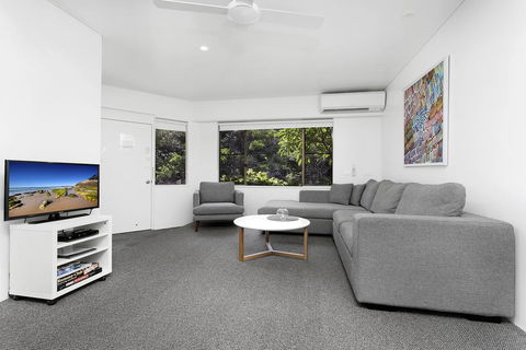 Beachside Beauty At Sapphire Beach - Accommodation Sunshine Coast 3
