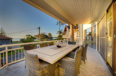 BEACHSIDE MANOR - Walk To The Beach - Accommodation Sunshine Coast 2