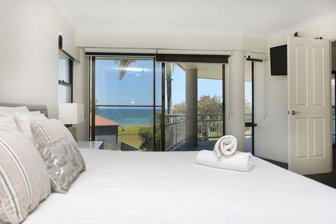 BEACHSIDE MANOR - Walk To The Beach - Accommodation Sunshine Coast 1