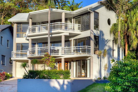 BEACHSIDE MANOR - Walk To The Beach - Accommodation Sunshine Coast 0