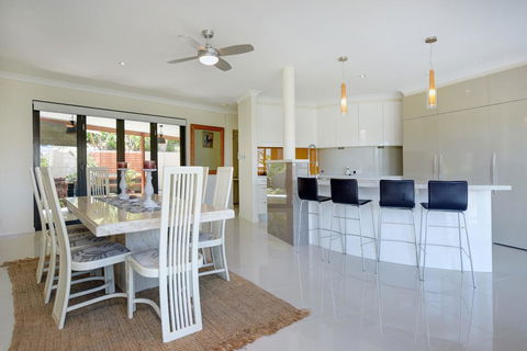 BEACHSIDE MANOR - Walk To The Beach - Accommodation Sunshine Coast 3