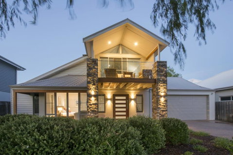 Beachstone - Stylish Spacious Home Opposite Beach And Close To Town - Accommodation Sunshine Coast 0