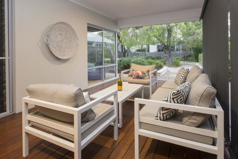 Beachstone - Stylish Spacious Home Opposite Beach And Close To Town - Accommodation Sunshine Coast 3