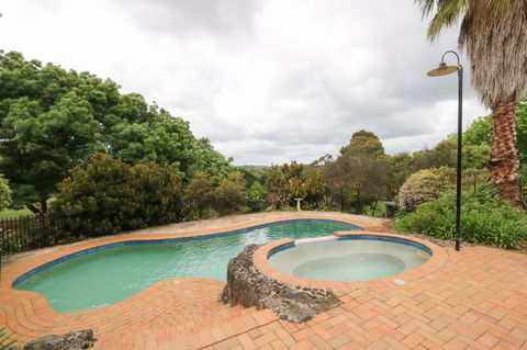 Beautiful Resort Retreat Villa In The Yarra Valley - Entertainer's Delight - Accommodation Sunshine Coast 3