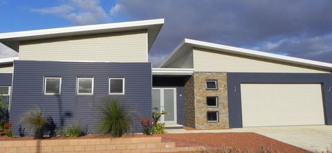 Beautifully Appointed Large Family Home - Accommodation Sunshine Coast 1