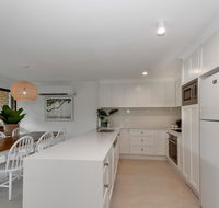 BEAUTIFULLY RENOVATED OCEANSIDE APARTMENT - Accommodation Sunshine Coast