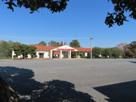 Bishops Lodge Narrandera - Accommodation Sunshine Coast 0