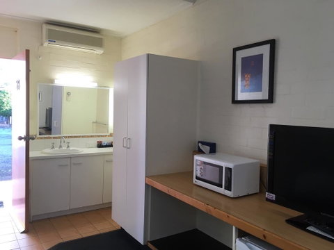 Bishops Lodge Narrandera - Accommodation Sunshine Coast 3