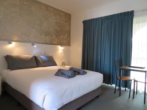 Bishops Lodge Narrandera - Accommodation Sunshine Coast 2