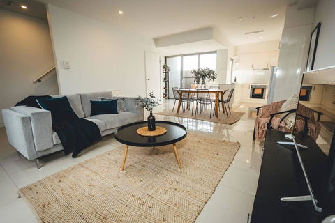 Blue Gum On First Ave - CBD Fringe, WiFi, Netflix - Accommodation Sunshine Coast 1
