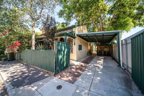 The Spotted Cow,city Fringe,pet Friendly-Free Wine - Accommodation Sunshine Coast 1