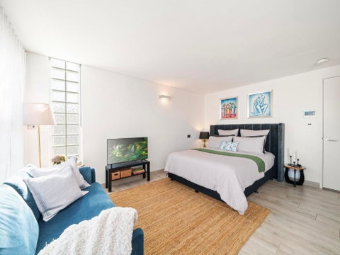 XQ Collection La Casa De Frida - Modern Studio With Balcony - Accommodation Sunshine Coast 3
