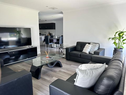 Xquisite - Accommodation Sunshine Coast 0