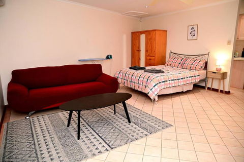 Spacious Studio In AliceSprings QueenBed+KSAirbed - Accommodation Sunshine Coast 0