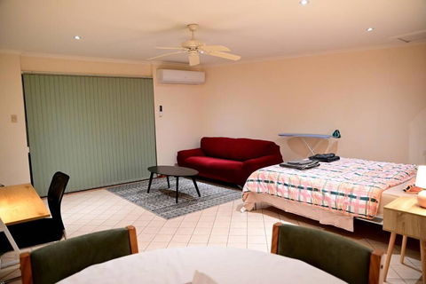 Spacious Studio In AliceSprings QueenBed+KSAirbed - Accommodation Sunshine Coast 1