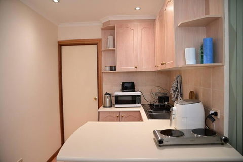 Spacious Studio In AliceSprings QueenBed+KSAirbed - Accommodation Sunshine Coast 2