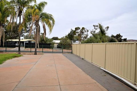 Spacious Studio In AliceSprings QueenBed+KSAirbed - Accommodation Sunshine Coast 3