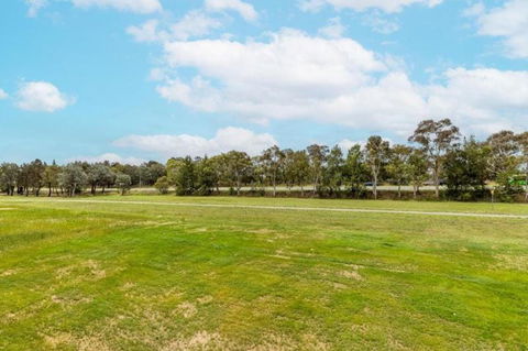 ZMITH Apartment - BROOKE, - Near AIS, GIO Stadium, UC, & Nth - Canberra Hospital - Accommodation Sunshine Coast 3