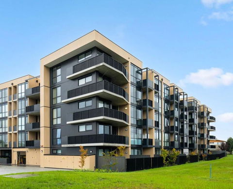 ZMITH Apartment - BROOKE, - Near AIS, GIO Stadium, UC, & Nth - Canberra Hospital - Accommodation Sunshine Coast 1